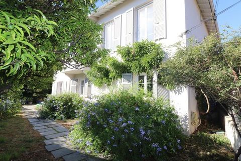 Summary Charming house situated in a absolutely quiet setting at the beginning of Cap d'Antibes, close to the Salis beaches and amenities. Built in 1920s the house has been beautifully renovated, it is arranged as follows: On the ground floor, a summ...