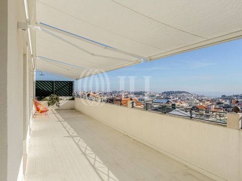 Appartement penthouse 4 pièces + 1 avec 158 m² de surface privative brute et deux terrasses de 72 m² offrant une vue panoramique sur la ville et le fleuve Tage, entre le Parque Eduardo VII et le centre commercial des Amoreiras à Lisbonne. L'apparteme...