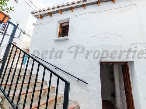 Townhouse in Sedella, 1 bed, 1 bath and great location.