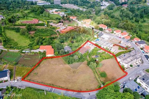 This property consists of 3 villas with patio and land with 6400 m2 of construction. Located in the parish of Mesão Frio, next to the school of São Romão. Quiet area with all infrastructures: water, sanitation and electricity. The villas are rented. ...