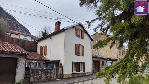 DORPSHUIS! Gelegen op slechts vijf minuten van Tarascon-sur-Ariège. Verdeeld over drie niveaus, biedt het op de begane grond een woonkamer met open haard en een keuken met bijkeuken. Boven twee slaapkamers en een badkamer. Tenslotte is er op de boven...
