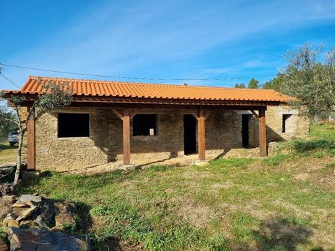 Beautiful renovation project for sale located in a hamlet of the council of Santo André das Tojeiras, Castelo Branco. The hamlet counts a total of 4 living houses, and this is one of them. You have the opportunity to finish this house completely to y...