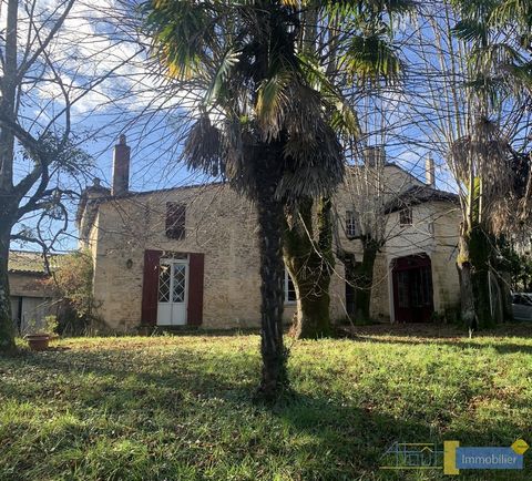 30 MIN FROM BORDEAUX We are sure to fall in love with this stone and rubble stone mansion dating from the nineteenth century, offering comfortable volumes and a total living area of about 435m2. Authenticity is the order of the day with preserved old...