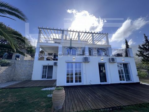 Cette superbe villa à vendre à Apokoronas, La Canée en Crète, est située dans le village pittoresque de Kournas, près de Georgioupolis. La villa a une surface habitable totale de 302m2, assise sur un terrain privé de 5572m2. Il est développé sur 2 ni...