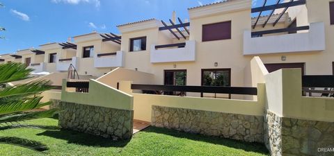 Excellente villa jumelée située à Vila Sol, à 3,5 km de la plage et du port de plaisance et à 20 km de laéroport international de Faro. Cette villa dune superficie de 181 m2 est divisée en 3 étages: Au rez-de-chaussée, nous trouvons le hall dentrée, ...