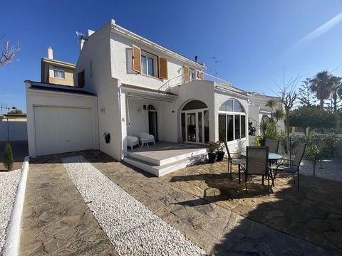 Beautiful villa for sale in Alcanar Playa, Costa Dorada. Completely renovated. 310m2 plot with a 126m2 house plus a 16m2 garage. The house is distributed over two floors. On the ground floor we have a large living dining room, a very bright glazed te...
