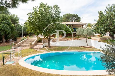 465 sqm rustic house with a 38sqm Terrace and views in Mas Camarena, Betera.The property has 7 bedrooms, 3 bathrooms, swimming pool, fireplace, fitted wardrobes, laundry room, garden and storage room. Ref. VV2203026 Features: - SwimmingPool - Terrace...