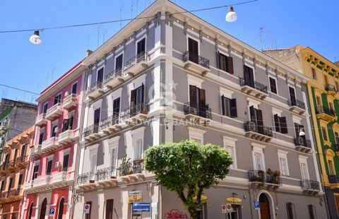 PUGLIA - TARANTO - CORSO UMBERTO Prestigious property, born from the merger of three apartments, located on the second floor of a recently renovated building. The property in question consists of a living area with a very large entrance, triple livin...