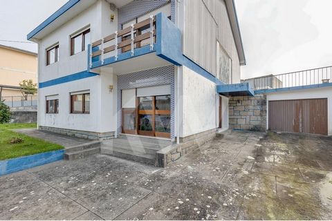 3 bedroom villa, with 2 floors in the parish of Perosinho, V.N. Gaia Implanted on a plot of land with 576 m2 . Each floor has about 125 m2 of area. Property divided as follows: Upper floor: - 3 bedrooms - 2 with wardrobe - Large living room with balc...