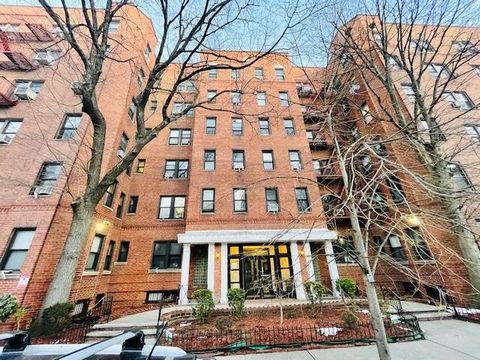FOREST HILLS 2 BEDROOM 1.5 BATH CORNER UNIT CONDO FOR SALE!!! Stunningly renovated Forest Hills corner unit condo with two bedrooms, 1.5 baths, with approximately 1050 ft² of living space. This fully updated condo features all new appliances, hardwoo...