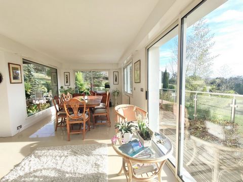 Welcome to paradise! This modern renovated property is set in the most spectacular location. A tranquil haven surrounded by grounds of over 5.3 hectares yet just minutes away from the historic town of Mirepoix in the Areige in Southern France with al...