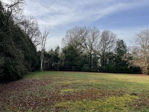 Located in Solignac, 2km from Le Vigen and 15min from Limoges. Close to all amenities. This 994m² building plot offers a very pleasant living environment, in a quiet location with trees. - town gas - mains drainage There is also the possibility of bu...