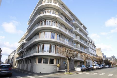 Beautiful apartment of 5 rooms, rented, with elevator, cellar and garage, offering: beautiful living room with south balcony, kitchen, 3 bedrooms, bathroom. Residential area of St Michel - nice building - good location - very bright - near center. In...