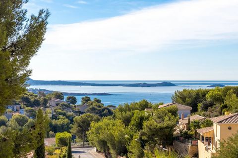 SEA VIEW VILLA HEIGHTS OF BANDOL Very nice modern style villa of about 280m2 on the heights of Bandol offering a nice sea view. Nestled in a quiet and residential area, located in a landscaped Mediterranean garden of about 1150 m2 with palm trees, ol...