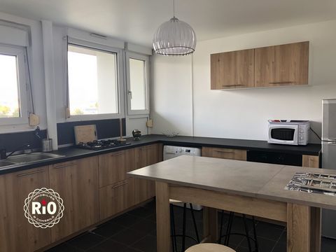 Investor or couple, come and discover in Vandoeuvre-lès-Nancy, a furnished and bright apartment facing south on the 4th floor, with a living area of about 55 m2 and 2 bedrooms. Environment: shops, schools, pharmacies, transport and expressway access ...