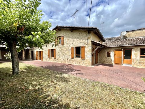 In Caudrot, close to all amenities (shops, pharmacy, train station), come and quickly discover this stone house with a living area of approximately 124m2. Built on 2 levels, the ground floor is composed of a kitchen with exposed stones, a living-dini...