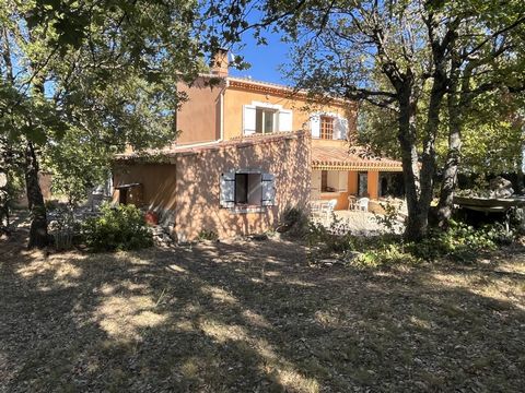 Come and discover this little paradise located at the end of a communal path passing between woods and lavender... On a wooded park of 4 hectares with swimming pool and enjoying a beautiful view of the Luberon, old mazet enlarged offering about 100 m...
