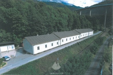 Workshop or warehouse, craft room of more than 30 m2 with possibility of storage mezzanine, height at the ridge about 5.4 m. Equipped with water, sanitation and electricity.