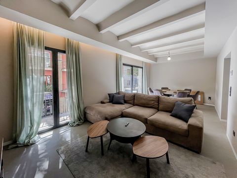 This exclusive designer apartment is located in one of the most sought-after locations in Palma de Mallorca, parallel to the famous Passeig de Mallorca. The location couldn't be better: you'll enjoy the tranquility of a side street while still being ...