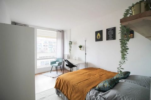 This 12m² room is fully furnished. It has a double bed (140x190) and a bedside table with lamp. There is also a work area with a desk, chair and lamp. The bedroom also has plenty of storage space: a wardrobe with hanging space and a shelf. The bedroo...