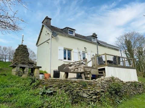 This charming 2/3 bedroom cottage is nestled within the beauty of Finistère's countryside. South facing and fully renovated, this lovely property boasts tasteful decor and a peaceful location and offers the best of both worlds. The house is double gl...