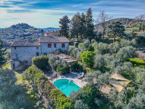 We are delighted to present this fascinating part of a former farmhouse in the heart of Chianti, just a 30-minute drive from the city of Siena. This is a house with a generous plot of land that offers more than just a beautiful view. The special thin...
