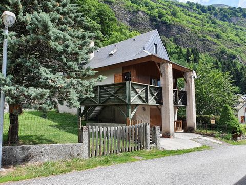 In the town of Aragnouet, change to an F5 house with a beautiful terrace to live. The construction of this villa dates back to 1975. Home of 80m2 of living space consisting of 3 bedrooms, a separate kitchen, a living / dining room with fireplace. Lux...