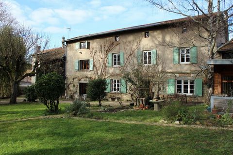 CIVRIEUX D'AZERGUES, 20 km NW FROM LYON - Nestled in lush greenery with a bucolic atmosphere, but close to schools, shops and transport, come and discover this house that has kept its authenticity. Its living rooms are on the ground floor; You can en...