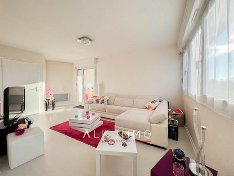Close to the city center of Annecy, 3-room apartment on the 2nd floor with elevator, in perfect condition. The apartment consists of an entrance with cupboard, a very bright living room overlooking a beautiful terrace facing South-West with an unobst...