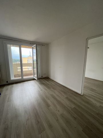 Belfort rue de Zaporozhye, apartment F2 on the 14th floor with elevator composed of a separate kitchen equipped with a hob and a hood, a living room and a bedroom. A baras. Shower room with toilet. A balcony, a cellar and a cellar complete the proper...