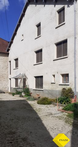 Terraced house to renovate with separate kitchen, living room, 5 bedrooms, Attic, workshop, cellar and small house in outbuilding (garage) Land of 4ares 21ca Features: - Garden