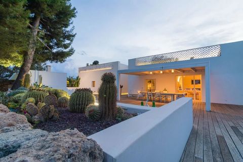 Just a stone's throw from Grottaglie, the heart of ceramic artistry in Puglia, we are thrilled to showcase this captivating four-bedroom villa for sale in Puglia, complete with a private pool nestled within an expansive, securely enclosed garden. Thi...