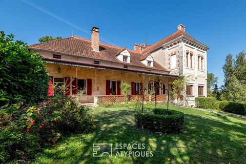We take you on a journey, a little trip back in time to the water's edge, anyone? Only 1h20 from Bordeaux and 10 minutes from amenities, this property is elegantly located on the edge of the Isle. Built in 1892, this house is waiting for you. She is ...