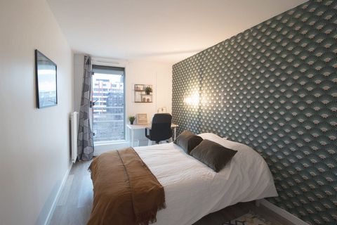 This 10m² room is fully furnished and equipped with a double bed. The bay windows let in natural light and give access to a small private balcony. This room includes a work area, consisting of a desk with a desk chair. The room also features a storag...