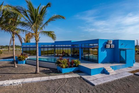 Esta espaçosa e vibrante casa de praia, está na localização mais privilegiada de toda a comunidade do resort Las Olas. A comunidade residencial Las Olas tem casas localizadas em cada lado do resort.  Um lado tem uma longa linha de luxo e casas muito ...