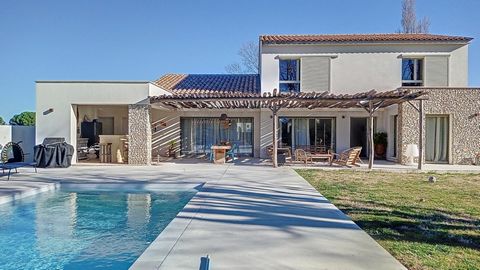 ACUTES MORTES. 10 minutes from the beaches. Come and discover this superb family villa with 6 main rooms, with a surface area of approximately 230 m2 built on a plot of 2420 m2 and including on the ground floor a large living space of 93 m2 (living r...