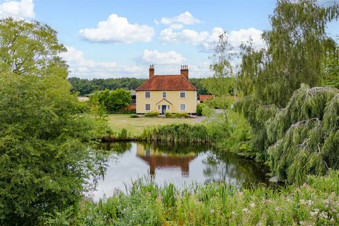 A substantial Grade II listed 5-bedroom farmhouse with annexe and indoor leisure / pool complex set in approx. 14 acres of grounds at the head of a 500m gated driveway within easy access to London and the road and rail network. Traceys Farm is sat ce...