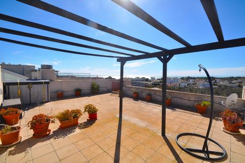 Apartment in La Ràpita area Sant Carles de la Ràpita, 97 m. of surface, 80 m² of terrace, 200 m. from the beach, 2 double bedrooms, 2 bathrooms, property to move into, equipped kitchen, interior carpentry of wood, south facing, stoneware floor, exter...