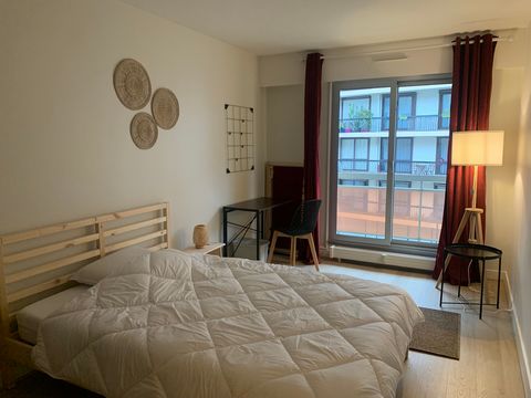 A furnished room in a beautiful 93 m² shared flat, located in a very pleasant area. The flat is occupied by people on work placements, internships or sandwich courses, providing a friendly, quiet environment with French and international flatmates. T...
