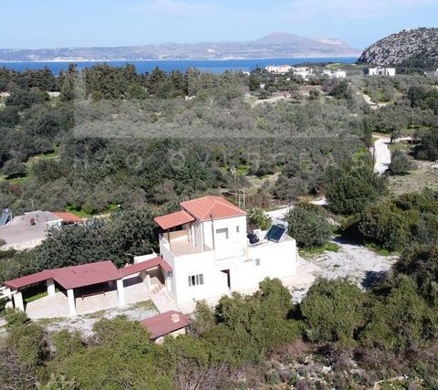 Cette villa à vendre à Apokoronas, La Canée en Crète, est située dans le magnifique village paisible d’Agios Vassilis, juste à côté d’Almyrida. La villa est développée sur deux étages composés de 2 chambres et 2 salles de bains, avec une surface habi...