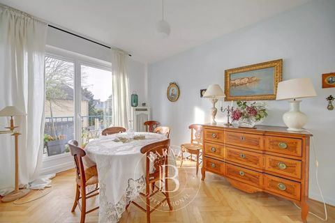 Your BARNES Versailles agency is listing this light-filled 3-bed apartment on the second floor of a high-end residence with a concierge. This spacious apartment comprises an entrance hall with separate toilet and closet, a double-sized living room op...