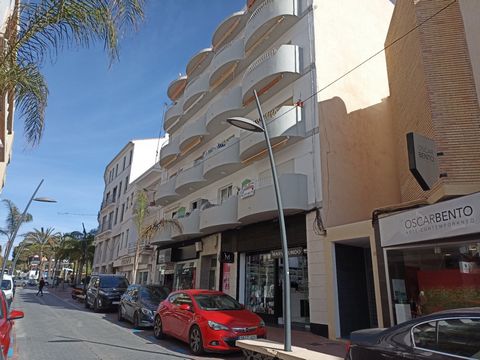Apartment in the centre of Moraira, completely renovated in 2024, in a building with lift, walking distance to amenities and the beach. Ideal for both holidays and all year-round living. The apartment consists of: entrance hall, kitchen open to the l...