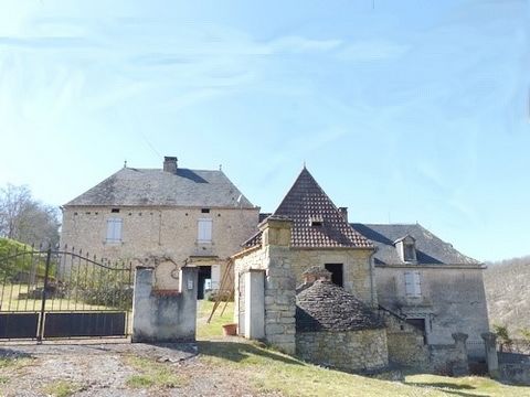 SYLVIE offers you in SAINT CLAIR (10 minutes from GOURDON SOUS PREFECTURE ALL SHOPS and GARE AXE PARIS TOULOUSEet 10 minutes access MOTORWAY A 20) this SUPERB REAL ESTATE COMPLEX different buildings to restore all in STONES 300 M2 habitable) 2 HOUSES...