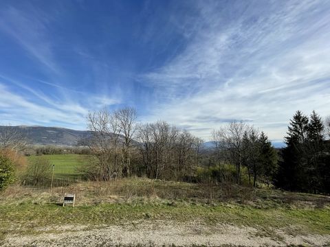 Two kilometers from Champagne-en-Valromey and its amenities, project yourself on this beautiful building plot of 1041m2 bounded and not serviced on the hamlet of La Comture. You will enjoy a superb view of the dovecote and the Bauges massif among oth...
