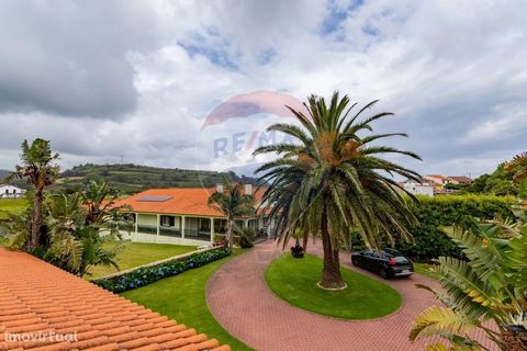 Welcome to this remarkable property that offers immense potential located in Vila das Capelas, São Miguel just a few minutes walk from the natural pools. The property consists of two distinct residences: a splendid main house and an additional dwelli...