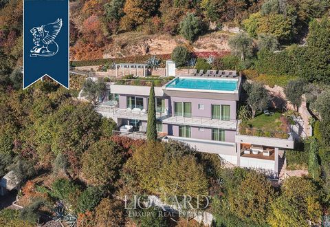Luxurious modern villa for sale in the hills above the village of Toscolano Maderno, just five minutes from its lively city center and from the Brescia banks of Lake Garda. The residence develops on 460 square meters and offers a large panoramic gard...