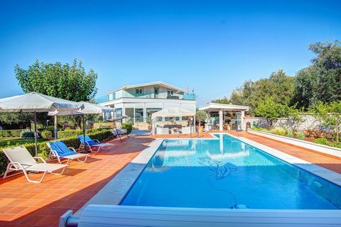 Nichée sur la colline au-dessus de San Stefano avec de jolis jardins paysagers, une belle piscine privée et une vue imprenable sur la mer au sud de Corfou et la côte albanaise, la villa offre un endroit charmant pour s’évader et se détendre dans le c...