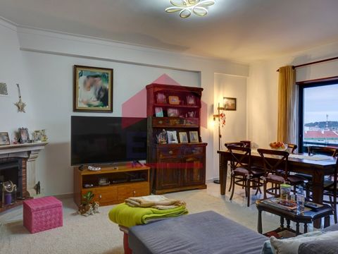 3 bedroom apartment on the 5th and top floor in a building with elevator, in the center of the village of Lourinhã, which allows us to have great ease of access to all services, shops, schools and transport, among others, on foot. Comprising 3 bedroo...