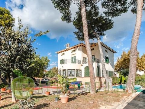 Nestled in the picturesque town of Sitges, this exquisite residence, dating back to 1934, offers a timeless blend of historic charm and an excellent location just steps from the sea and the town centre. The house boasts the distinctive features of th...