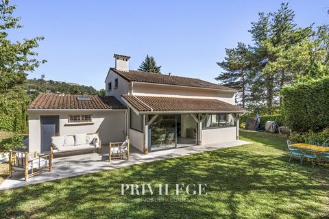This house is ideally located in St Didier au Mont d'Or and is just 1 km from the centre of St George. Cyr at Mont d'Or. It benefits from both the proximity of transport and the calm of its location. This house from the 70s of about 160 m2 (148 m2 ca...